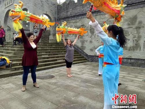 中國僑網(wǎng)圖為非物質(zhì)文化遺產(chǎn)姜家舞龍,?!●愫馈z