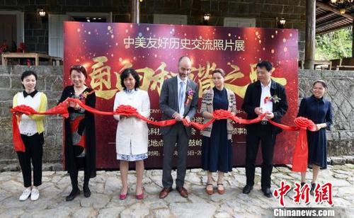 中國(guó)僑網(wǎng)美國(guó)駐廣州總領(lǐng)事館副領(lǐng)事Chris DeVito(圖中),福建辟雍投資發(fā)展有限公司董事長(zhǎng)王海江(左二),福州市鼓嶺旅游風(fēng)景度假區(qū)管委會(huì)副主任董?。ㄓ叶┕餐瑸椤锻ㄏ蚝椭C之路》中美友好歷史交流照片展開(kāi)幕剪彩,。 記者劉可耕 攝