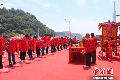 中國僑網(wǎng)千人祈福大典?!∠男闩z