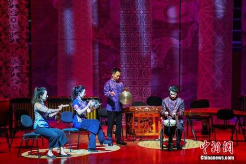 中國僑網(wǎng)當(dāng)?shù)貢r間5月6日晚,,中國琵琶演奏家章紅艷攜中央音樂學(xué)院彈撥樂團在悉尼歌劇院演出,,受到當(dāng)?shù)赜^眾熱烈追捧。圖為樂隊演奏京劇鑼鼓《鬧天宮》,。中新社發(fā) 姜長庚 攝