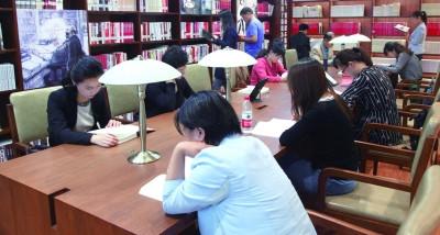 中國僑網(wǎng)讀者在“馬克思書房”閱讀。 夏亮/攝