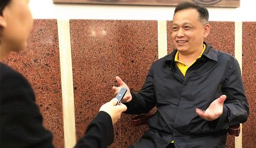 中國僑網(wǎng)君壽接受歐洲時報記者采訪,。(圖片來源:歐洲時報記者莫舟攝)