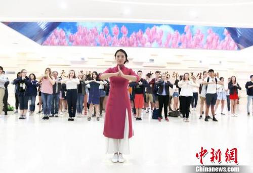 中國僑網(wǎng)華佗五禽戲59代傳承人華一現(xiàn)場(chǎng)教法國友人學(xué)習(xí)五禽戲,。 張俊 攝