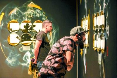 中國僑網(wǎng)當(dāng)?shù)赜^眾在墨西哥城城市博物館參觀“中國設(shè)計(jì)·文化·生活體驗(yàn)展”,。