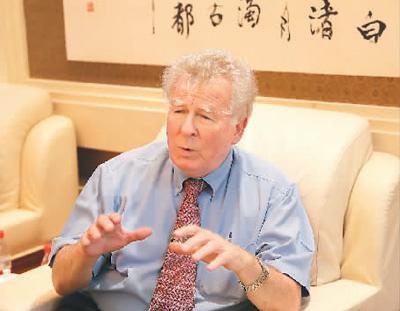 中國僑網(wǎng)安樂哲接受采訪,。裴丕 攝