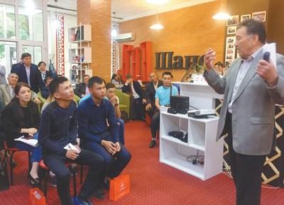 中國僑網(wǎng)尚斯書店舉行《絲綢之路考古十五講》新書分享會(huì),。 本報(bào)記者 吳 焰攝
