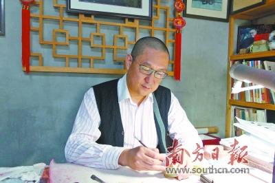 中國僑網(wǎng)黃榮在工作臺前篆刻,。受訪者供圖