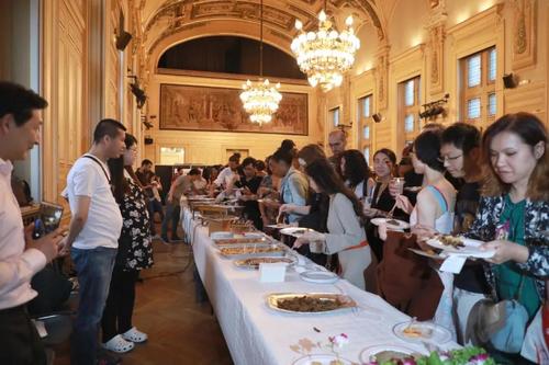 中國僑網(wǎng)法國食客排隊品嘗美食,。 (圖片來源:《歐洲時報》孔帆攝 )