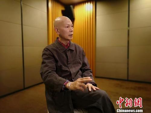 中國僑網(wǎng) 圖為羅家英接受記者采訪?!①t 攝