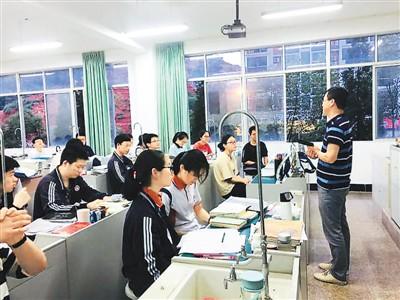 中國僑網(wǎng)圖為著名僑鄉(xiāng)浙江省青田中學(xué)的考生們正在備戰(zhàn)高考。(來源:青田中學(xué)供圖)