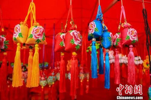 中國僑網(wǎng)6月15日至19日,,第十六屆甘肅慶陽端午香包民俗文化節(jié)開幕,。慶陽香包又稱絀絀,是甘肅慶陽的一種民俗物品,。近期,,慶陽香包繡制技藝入選國家第一批傳統(tǒng)工藝振興目錄?!£愶w 攝