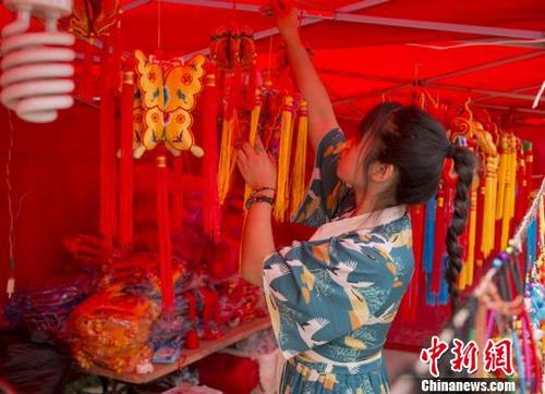中國僑網(wǎng)圖為甘肅慶陽香包展示?!£愶w 攝