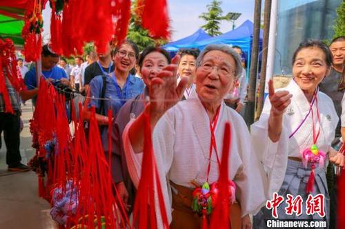 中國僑網(wǎng)圖為甘肅慶陽端午香包民俗文化節(jié)期間,日本友人參觀游覽,?!£愶w 攝