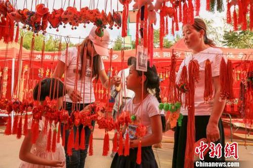 中國僑網(wǎng)圖為慶陽端午香包民俗文化節(jié)人流如織?!£愶w 攝