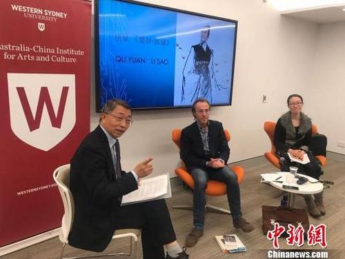 中國僑網(wǎng)馬克·卓狄尼(中)在端午詩會上。 陶社蘭 攝