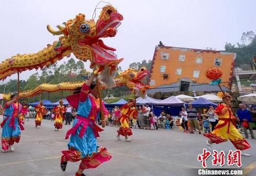 中國僑網(wǎng)圖為民眾正在進(jìn)行舞龍表演,?!钚⒂隆z