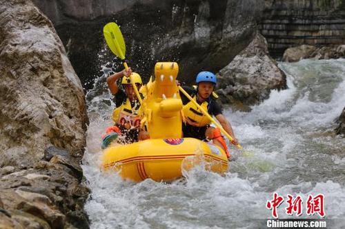 中國僑網(wǎng)專業(yè)組選手在漂流河道上急速前進(jìn) 黃余洋 攝