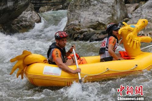 中國僑網(wǎng)兩名外籍選手在河道上揮槳競(jìng)發(fā) 黃余洋 攝