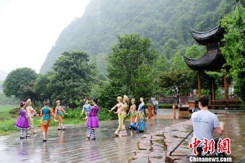 中國僑網(wǎng)紀(jì)錄片《這里是中國》攝制組在武陵源拍攝,?!∴嚨览怼z