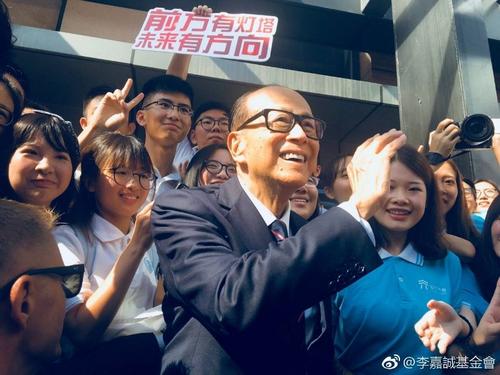 中國僑網(wǎng)6月28日,,李嘉誠抵達汕頭大學。圖片來源:李嘉誠基金會微博