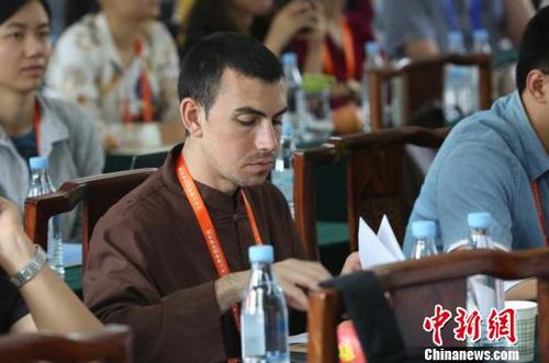 中國僑網(wǎng)十年前,,美國紐約,16歲的柯偉業(yè)被一幅《六祖砍竹圖》深深吸引。2011年,,柯偉業(yè)如愿來到中國杭州,,并就讀于中國美術學院,?!》尔惙肌z
