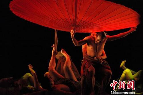 中國(guó)僑網(wǎng)圖為演出劇照,?!∮嗳鸲z