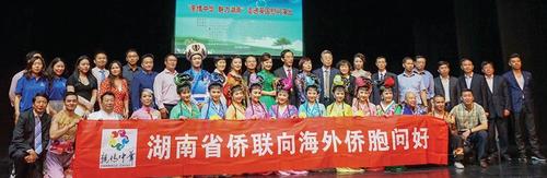 中國(guó)僑網(wǎng)演員與嘉賓合影,。(《歐洲時(shí)報(bào)》英國(guó)版/主辦方供圖)