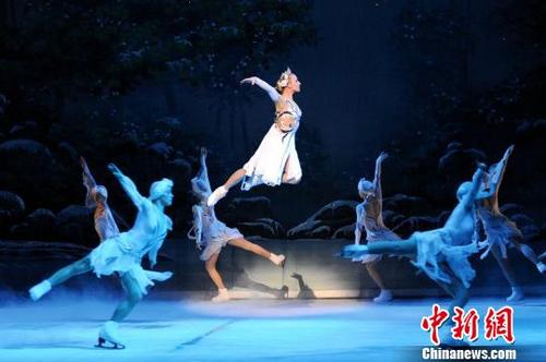 中國(guó)僑網(wǎng)《冰上天鵝湖》演出劇照,。供圖
