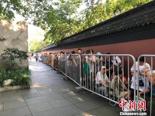 中國僑網(wǎng)市民排隊(duì)購買《四景山水圖》特種郵票,?!「狄唤堋z