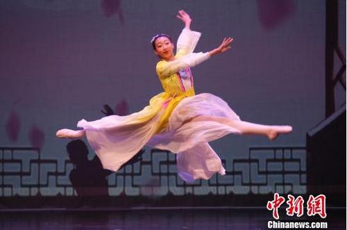 中國(guó)僑網(wǎng)獨(dú)舞《唐人三彩》?!∮嗳鸲z