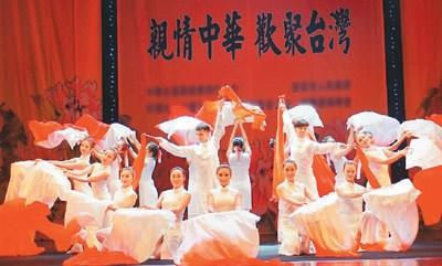 中國(guó)僑網(wǎng)圖為西安歌舞劇院舞蹈演員表演開場(chǎng)舞《彩綢飛舞》,。 本報(bào)記者 嚴(yán) 瑜攝