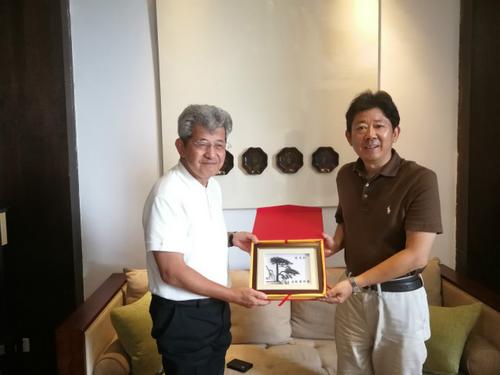 中國僑網(wǎng)安徽省僑聯(lián)黨組書記、主席吳向明(右)會見日本書法家柳田泰山,。