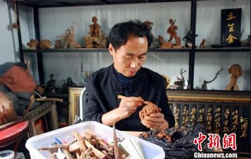 中國(guó)僑網(wǎng)孫紅斌想將泥人捏出家門(mén),,要用泥塑捏出一個(gè)文化村。長(zhǎng)治郊區(qū)新聞中心供圖