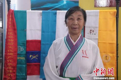 中國僑網(wǎng)圖為非遺傳承人柏開花,?!÷愤b 攝