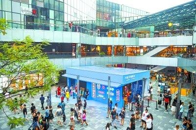 中國(guó)僑網(wǎng)8月10日,,內(nèi)聯(lián)升在三里屯太古里南區(qū)廣場(chǎng)開出快閃店,,展示傳統(tǒng)技藝和創(chuàng)新產(chǎn)品,。(圖片來(lái)源:北京日?qǐng)?bào) 鄧偉/攝)