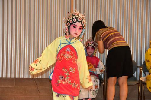 中國僑網(wǎng)京劇小學(xué)員們在后臺準(zhǔn)備。(美國《僑報》)