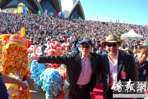 中國僑網(wǎng)余俊武在悉尼歌劇院門前舉辦春節(jié)活動(dòng)現(xiàn)場,。(美國《僑報(bào)》圖片)