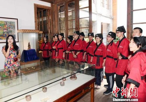 中國(guó)僑網(wǎng)身著漢服的福州中學(xué)生參觀福州福建省海峽民間藝術(shù)館?!⒖筛z