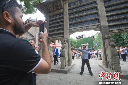 中國僑網(wǎng)來自英國、俄羅斯、巴基斯坦,、吉爾吉斯斯坦的陶瓷企業(yè)外商在清朝帝師陳廷敬的府邸皇城相府前拍照留念,。 張?jiān)啤z