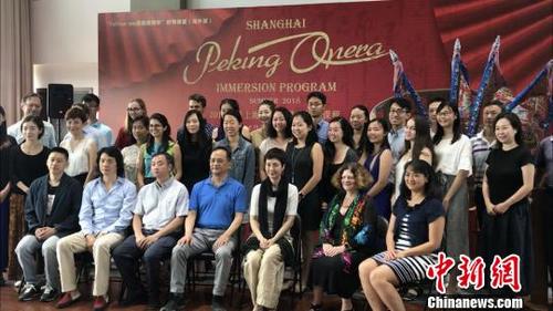 中國僑網(wǎng)8月20日,,美國普林斯頓大學(xué)學(xué)生京劇體驗(yàn)課程在上海正式開班,?!⊥躞拧z