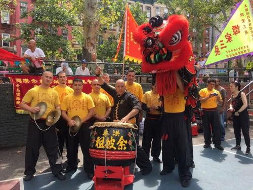 中國(guó)僑網(wǎng)皮多(黑衣)擁有29年教授中國(guó)功夫的經(jīng)驗(yàn),。(圖片來源:美國(guó)《世界日?qǐng)?bào)》 記者張?bào)蓿瘮z)