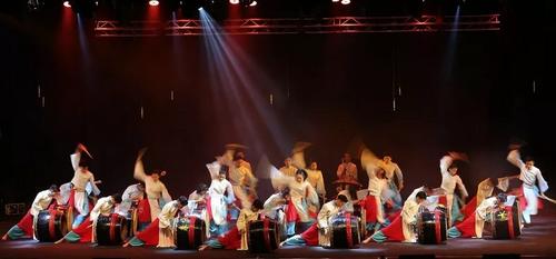 中國僑網(wǎng)循人中學(xué)的“逆風(fēng)行”為匯演掀開序幕。(馬來西亞《星洲日?qǐng)?bào)》)