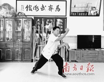 中國僑網(wǎng)68歲的馬國輝堅持每天早上練拳1小時。 馬永釗 攝