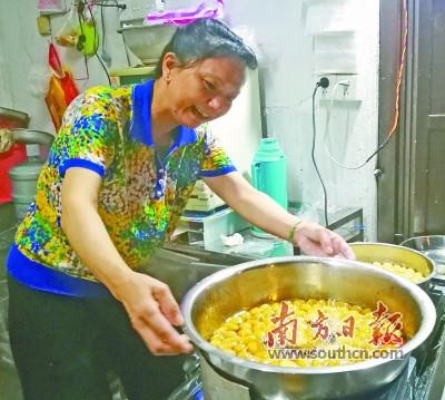 中國(guó)僑網(wǎng)老街手藝人林莉丹,,她的客家湯圓是梅城人的甜蜜回憶。
