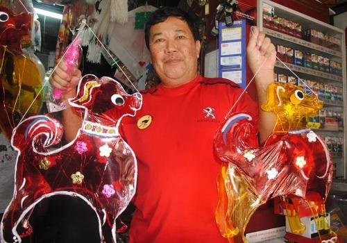 中國僑網(wǎng)張瑞清今年自制狗形傳統(tǒng)燈籠應(yīng)節(jié),。(馬來西亞《星洲日報》)