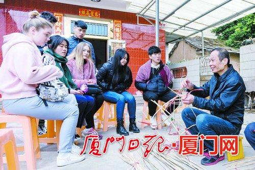 中國僑網(wǎng) 一群外國學(xué)生觀摩前場陳氏傳統(tǒng)糊紙技藝。