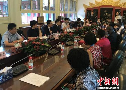 中國僑網(wǎng)來自40多個(gè)國家和地區(qū)的60余家媒體百余名記者走進(jìn)北京同仁堂,,近距離體驗(yàn)北京中醫(yī)藥文化,、傳統(tǒng)制作技藝?!《叛唷z