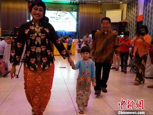 中國僑網(wǎng)小模特展示峇峇娘惹特色服飾 陳悅 攝