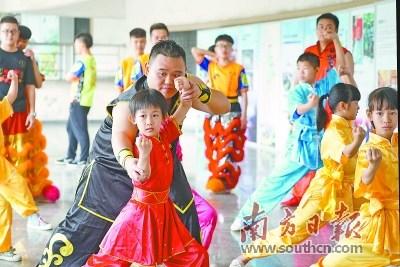中國(guó)僑網(wǎng)劉浩榮在指導(dǎo)小朋友學(xué)習(xí)俠家拳。 受訪(fǎng)者供圖