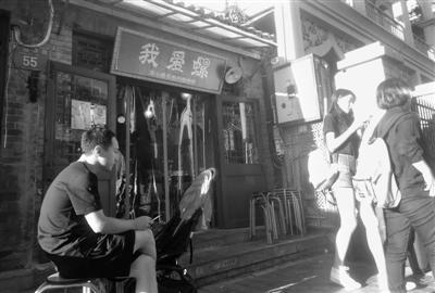 中國僑網(wǎng)如今,,想吃到特色小吃螺螄粉已不必親赴柳州,,在北京,、上海等城市,柳州螺螄粉店已經(jīng)越開越多,。圖為位于北京護(hù)國寺街的一家螺螄粉店鋪,。 本報(bào)記者 王雙利 攝